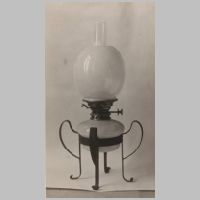 Lampe aus Opalglas von Powell & Sons, Photo MAK – Museum fuer angewandte Kunst Wien.jpg